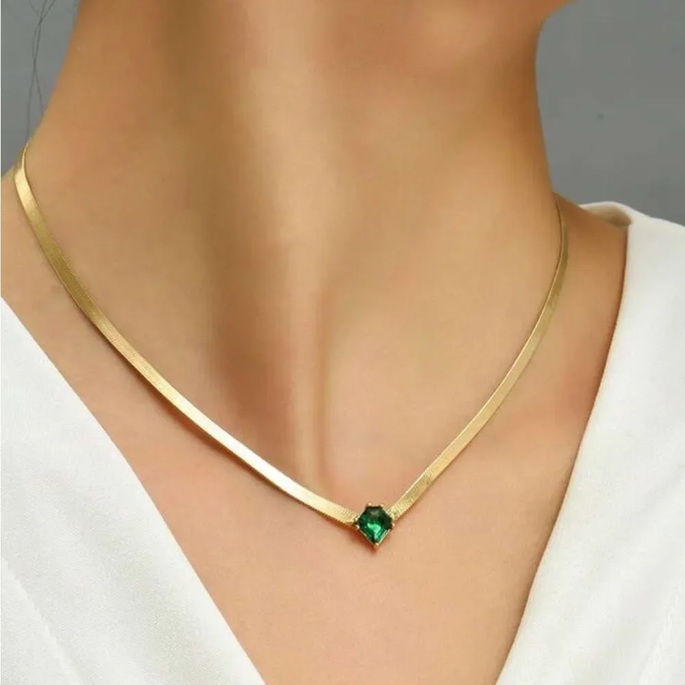 Elegant green stone center necklace R100 - Picture 3 of 3